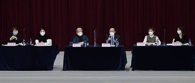 오는 5월 5일 창단 60주년을 맞는 리틀엔젤스예술단이 걸어온 길을 되돌아보고 미래를 조망하는 학술 심포지엄이 지난 19일 서울 선화예술중학교 선화아트홀에서 열렸다. 리틀엔젤스의 문화예술적 위상과 역할에 대한 학술 발표 후 리틀엔젤스 출신 예술가 등이 라운드 테이블을 진행하고 있다. 왼쪽부터 곽은아 이화여자대학교 교수, 이노연 국립남도국악원 초대안무자, 김덕수 한국예술종합학교 명예교수, 박노희 효정한국문화재단 이사, 홍경희 한국춤문화포럼 대표, 정보경 한국예술종합학교 객원교수. 이재문 기자