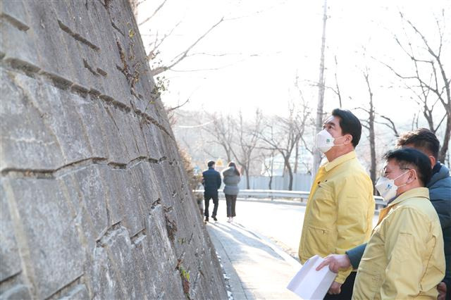 박준희(왼쪽) 관악구청장이 지역 내 중대재해 대비 관련시설을 점검하고 있다.관악구 제공