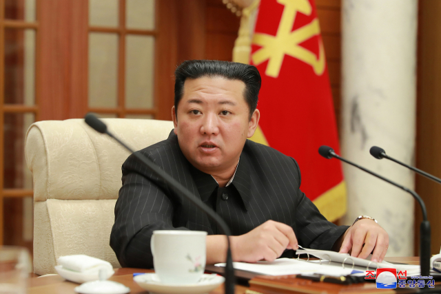 김정은 북한 국무위원장이 지난 19일 열린 제8기 제6차 정치국 회의에서 미국에 대한 대응 방안 등을 논의하고 있다./연합뉴스