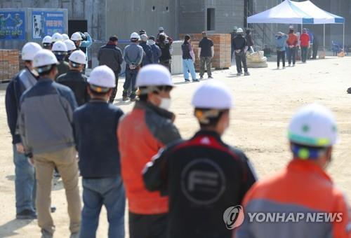 코로나19 검사 기다리는 외국인 근로자들 [연합뉴스 자료사진]