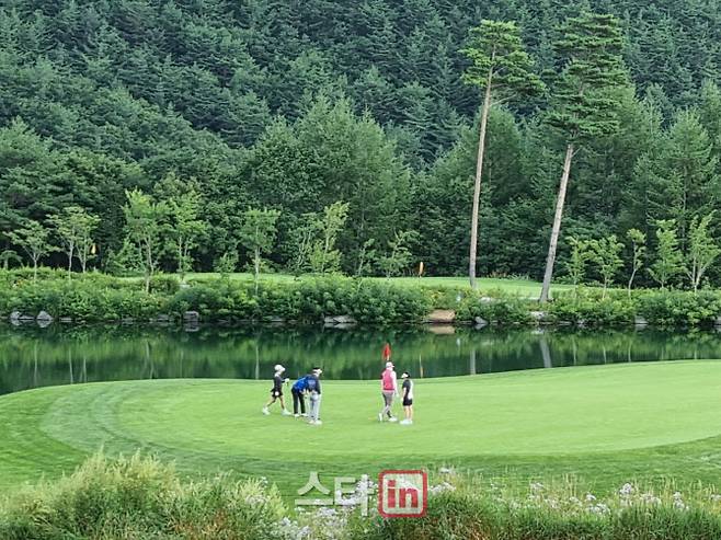 골퍼들이 국내 골프장에서 라운드하고 있다. (사진=이데일리DB)