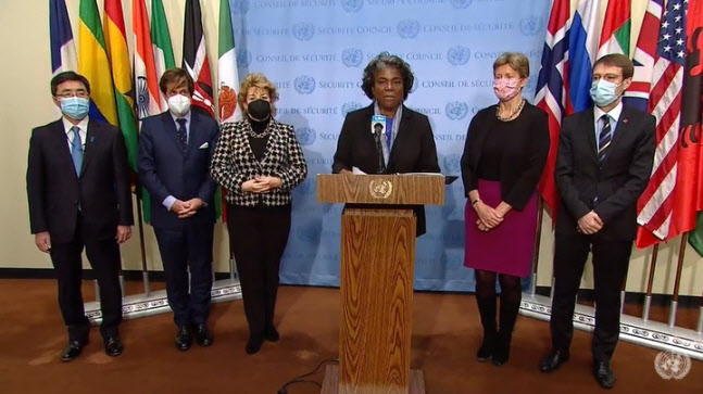 린다 토머스-그린필드 유엔 주재 미국 대사(가운데)가 10일(현지시간) 유엔 본부에서 기자회견을 하고 있다. (사진=린다 토머스-그린필드 대사 트위터)