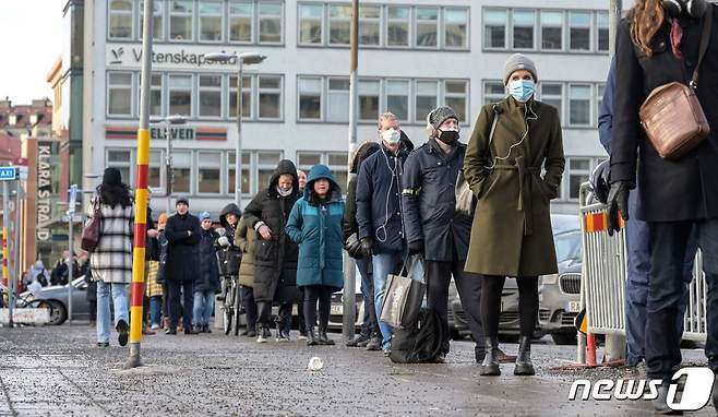 13일 (현지시간) 스웨덴 스톡홀름에 마련된 코로나19 백신 접종소에서 주민들이 백신을 맞기 위해 줄을 서 있다. © AFP=뉴스1 © News1 우동명 기자