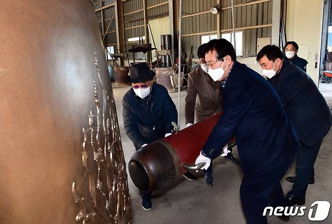 곽용환 고령군수(오른쪽 앞줄 첫번째)가 21일 충북 진천 성종사에서 대가야 대종을 타종하고 있다. 무게 2022관(7.58톤), 높이 2.8m, 지름 1.6m의 대종 표면은 대가야 고령의 대표 유적과 출토유물, 군조, 대가야 건국신화의 정견모주 등을 문양화했다. (고령군 제공) /뉴스1 © News1 정우용 기자