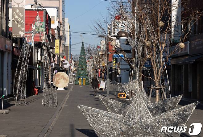 신종 코로나바이러스 감염증(코로나19) 오미크론 변이가 주한미군이 상주하고 있는 평택시 주변 지역으로 우세종으로 확산되고 있다. 평택시는 미군부대 종사자 등을 대상으로 진단검사 행정검사를 발동했다. 사진은 20일 오후 경기도 평택시 주한미군 캠프 험프리스 앞 안정리 로데오거리가 한산하다. 2022.1.20/뉴스1 © News1 이재명 기자