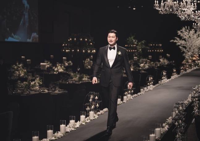 삼성라이온즈 오승환이 21일 신라호텔 다이너스티홀에서 열린 결혼식에서 당당하게 입장하고 있다. (스포츠인텔리전스그룹 제공) © 뉴스1