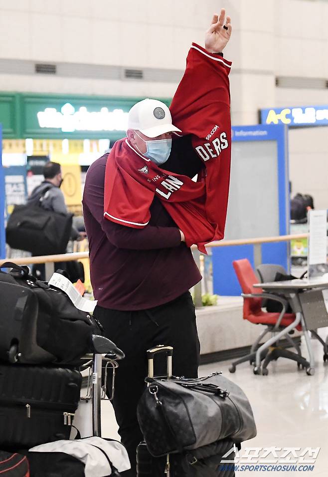 입국 후 크론이 가장 먼저 한 일은? 'SSG 유니폼 착용!'