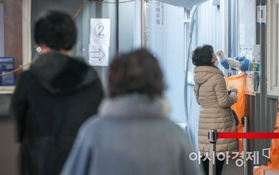 코로나19 확진자가 6769명 발생한 21일 서울 마포구 서강대역 임시선별검사소를 찾은 시민들이 검사를 받고 있다./강진형 기자aymsdream@