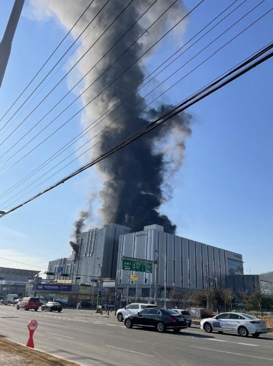 충북 청주에 위치한 한 자동차 배터리 제조 공장에서 불이나 소방당국이 화재를 진압 중이다./사진=독자제공.