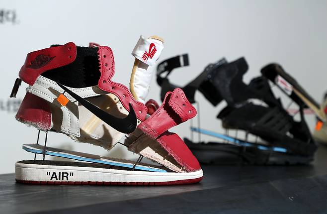 국내 해체 아티스트 '루디 인다 하우스'가 세계 최초로 시도한 신발 해체 아트의 모습. 사진의 신발은 오프 화이트와 나이키가 협업한 시카고 더텐 조던1