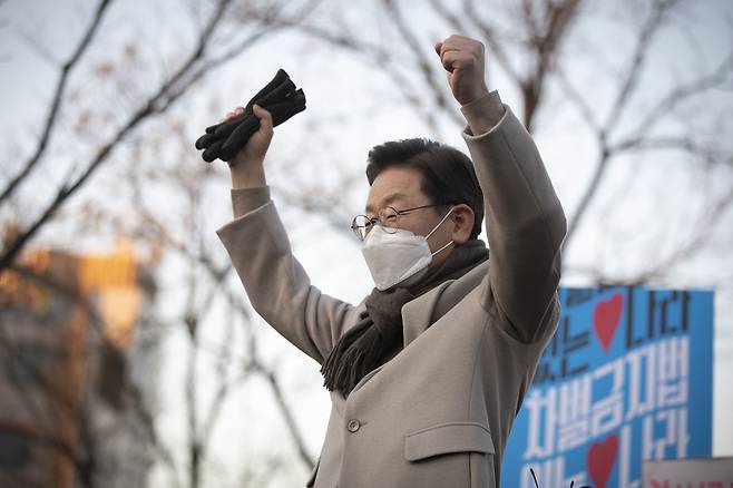 \더불어민주당 이재명 대선 후보가 21일 서울 마포구 연남동 거리에서 열린 '걸어서 민심 속으로' 연남동 거리 걷기 행사에서 환호하는 시민들을 향해 양손을 들어보고 있다. /연합뉴스