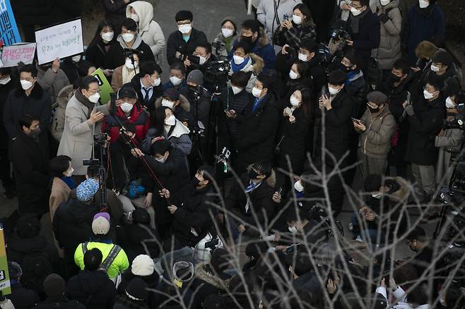 더불어민주당 이재명 대선 후보가 21일 서울 마포구 연남동 거리에서 열린 '걸어서 민심 속으로' 연남동 거리 걷기 행사에서 연설하고 있다. /연합뉴스