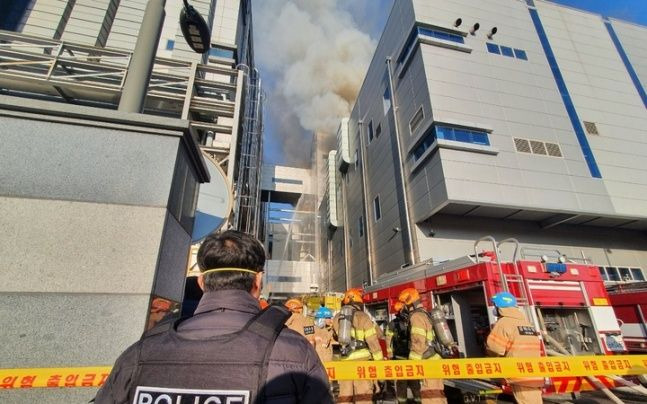 21일 오후 3시 충북 청주시 청원구 오창읍 이차전지 제조공장서 불이 났다.소방당국은 인력과 장비를 투입해 진화 작업을 벌이고 있다. ⓒ뉴시스