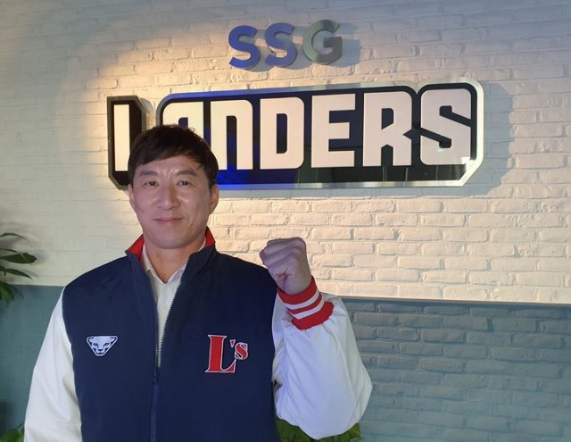 자신의 친정팀인 SSG(구 SK)와 21일 계약을 마친 고효준. SSG 제공