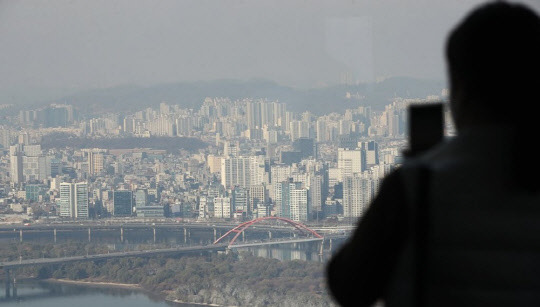 서울 영등포구 63스퀘어에서 바라본 서울 아파트. <연합뉴스>