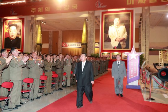 북한이 노동당 창건 76주년을 맞아 국방발전전람회 '자위-2021'을 11일 3대 혁명 전시관에서 개최했다고 당 기관지 노동신문이 12일 보도했다. 사진은 개막식이 끝난 뒤 전람회장을 돌아보는 김정은 총비서. 사진=평양 노동신문 캡처