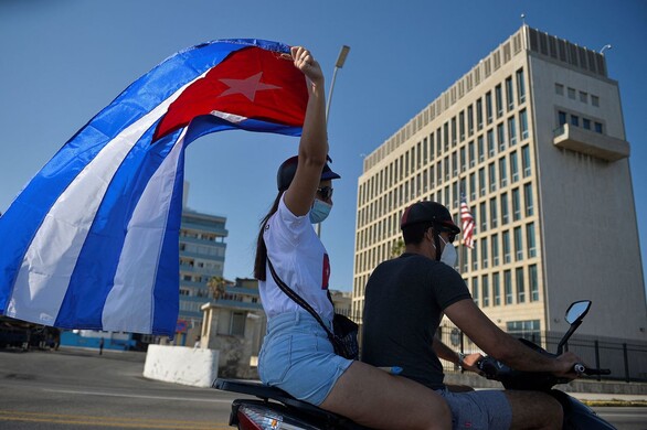 쿠바인 남녀가 아바나 주재 미국대사관 앞을 오토바이로 지나고 있다. 2021년 3월 28일 촬영됐다. AFP 연합뉴스 자료사진