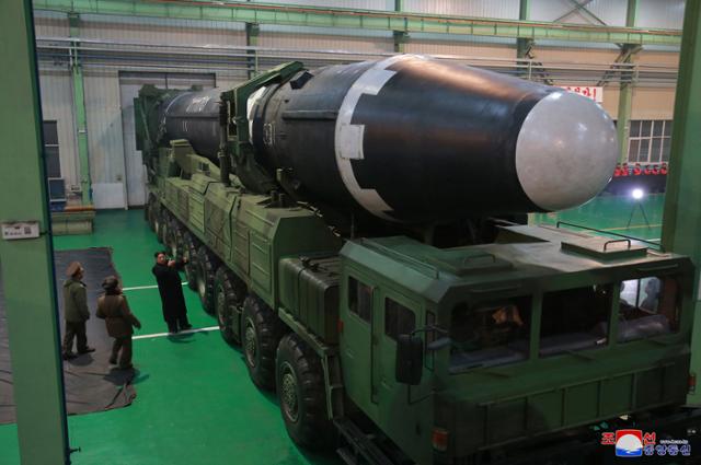 2017년 화성-15형 ICBM을 살펴보는 김정은 북한 국무위원장. 북한은 2017년 11월 화성-15형 발사를 마지막으로 ICBM급 시험발사를 중단했다. 평양=조선중앙통신 연합뉴스