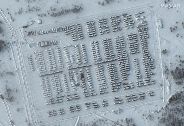 19일 우크라이나 북쪽에 있는 러시아 스몰렌스크주 옐냐에 군부대와 차량이 배치된 모습을 촬영한 위성 사진. 엘냐=로이터 연합뉴스