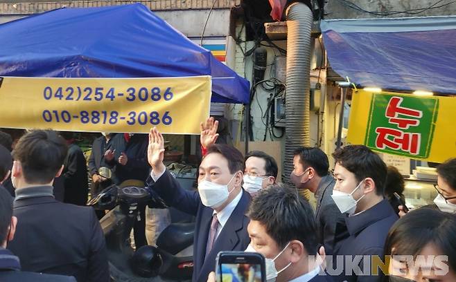 21일 윤석열 국민의힘 대선후보가 대전 동구 중앙시장에서 시민들을 향해 인사하고 있다.   사진=조현지 기자