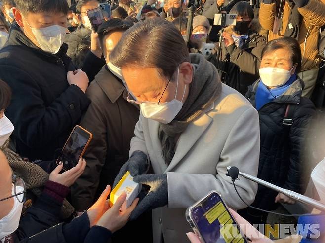 이재명 더불어민주당 대선 후보가 21일 서울 마포구 연남동 거리에서 한 시민에게 비타민을 받았다.   사진=김은빈 기자