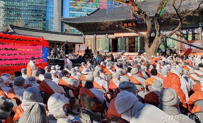 21일 서울 종로구 조계사 대웅전 앞마당에서 전국승려대회가 열리고 있다. / 사진 = 홍재영 기자