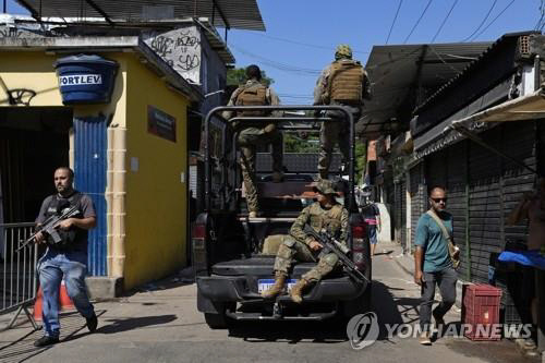 리우 빈민가에 투입된 브라질 경찰. AP 연합뉴스