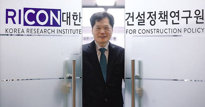 서울 동작구 전문건설회관에서 유병권 대한건설정책연구원장이 본지와 인터뷰를 하고 있다. 이상섭 기자