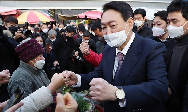국민의힘 윤석열 대선 후보가 21일 대전 동구 중앙시장을 방문해 지지자들과 인사하고 있다. 국회사진기자단
