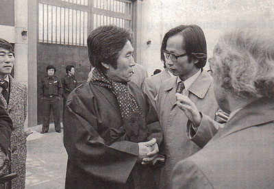 1980년 1월 광주교도소에서 풀려나는 리영희 선생(왼쪽)을 마중하는 한승헌 변호사(오른쪽).