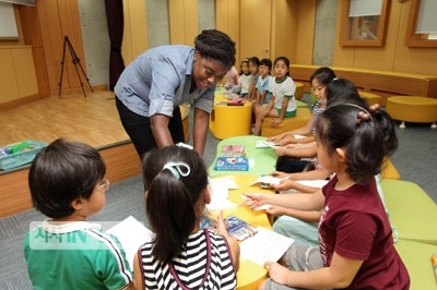 ⓒ시사IN 조남진 부산 영어도서관은 모든 프로그램을 무료로 운영한다. 사진은 ‘미술과 함께하는 영어 읽기’ 시간.