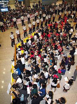 ⓒ뉴시스 공항에서 박재범 귀국을 기다리던 팬들. 이들은 해외 팬과의 소통을 통해 박재범을 부활시켰다.