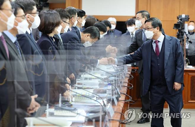 선관위 직원들과 인사하는 조해주 중앙상임위원 퇴임을 앞둔 조해주 중앙선거관리위원회 상임위원이 지난 12일 경기도 과천시 중앙선관위에서 열린 2022년 주요업무 및 양대선거 종합선거대책회의에서 참석자들을 향해 퇴임 인사를 마친 뒤 자리에서 일어나고 있다.[연합뉴스 자료사진]