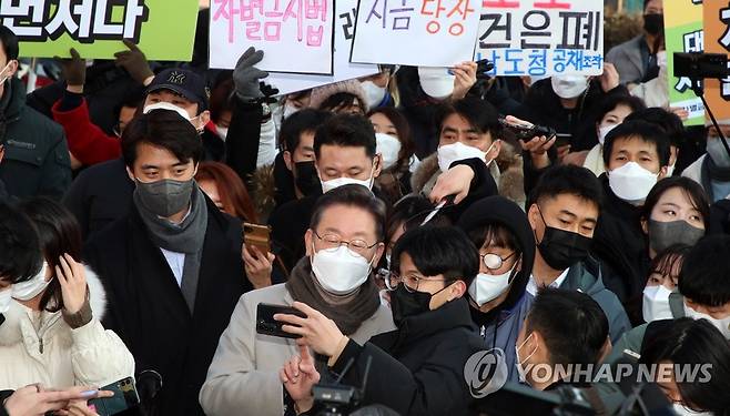 시민들과 기념사진 찍는 이재명 대선 후보 (서울=연합뉴스) 더불어민주당 이재명 대선 후보가 21일 서울 마포구 연남동 거리에서 열린 '걸어서 민심 속으로' 연남동 거리 걷기 행사에서 시민들과 기념사진을 찍고 있다. 2022.1.21 [국회사진기자단] toadboy@yna.co.kr