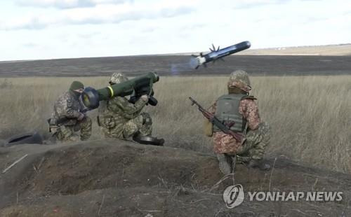 미국 제공 '재블린' 대전차미사일로 훈련하는 우크라이나군 [AP 연합뉴스 자료사진. 재판매 및 DB 금지]