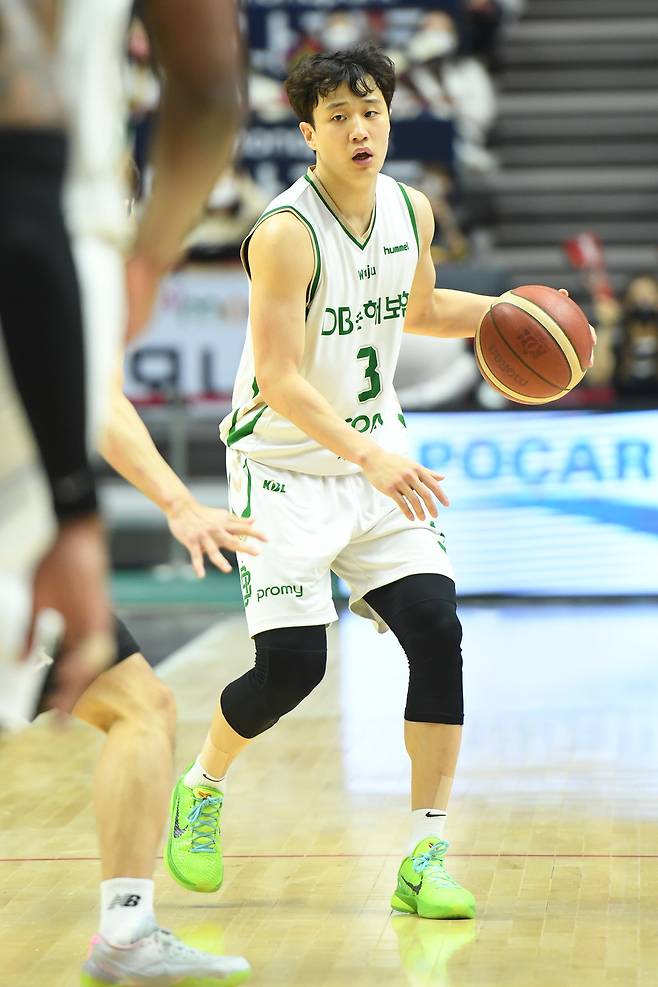 프로농구 서울 SK가 원주 DB 에이스 허웅(사진) 봉쇄작전에 성공하며 8연승을 달렸다. [KBL 제공]
