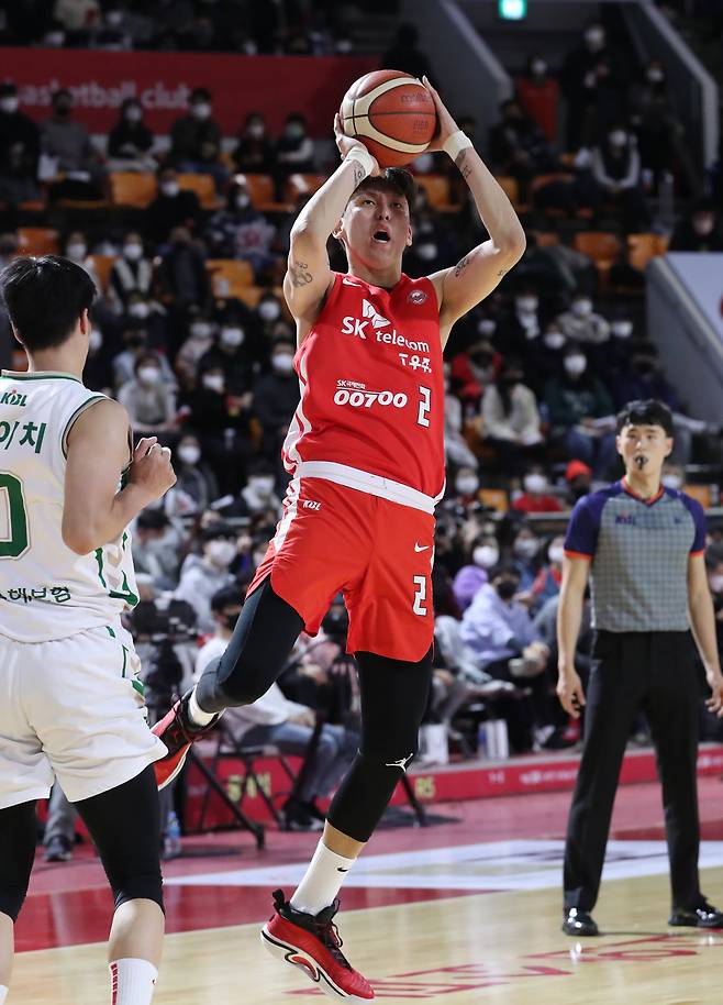 SK 최준용이 16점을 넣고 리바운드와 어시스트를 5개씩 올리며 승리에 앞장섰다. [KBL 제공]
