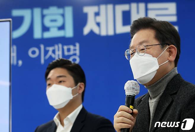 이재명 더불어민주당 대선 후보가 서울·경기 지역 '매타버스'(매주 타는 민생 버스) 행보 이틀째를 맞은 22일 오전 서울 마포구 민주당 미래당사 '블루소다'에서 청년 영입인재 및 청년 공약을 발표하고 있다. 왼쪽은 백범 김구 선생 증손자 김용만씨. 2022.1.22/뉴스1 © News1 오대일 기자