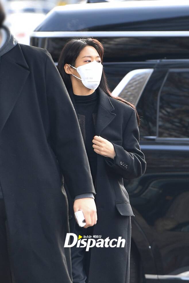 Singer and Actor Seolhyun attended the wedding ceremony of Actor Park Shin-hye and Choi Tae-joon at a church in Gangdong-gu, Seoul on the morning of the 22nd.Seolhyun produced a neat yet chic atmosphere with a black coat and turtleneck.