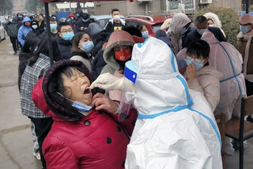 중국 방역당국이 코로나19 검사를 하고 있다. 연합뉴스