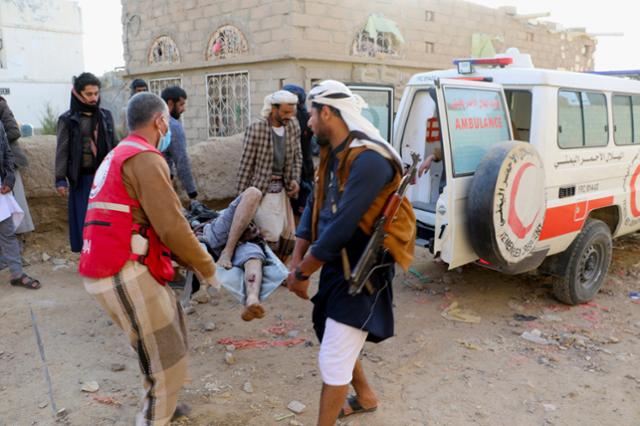 구조대원들이 예맨 사다의 임시수용소에서 사우디아라비아 동맹군의 공습으로 인한 부상자를 구급차로 옮기고 있다. 사다=로이터 연합뉴스