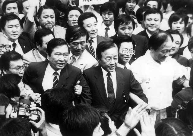 1987년 7월 16일 6월 항쟁의 승리로 석방 직후 행진하고 있는 김대중, 김영삼 전 대통령. 연합뉴스
