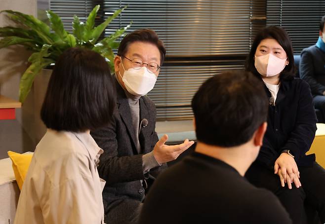 이재명 더불어민주당 대선후보가 22일 서울시 성동구 지웰홈스 왕십리에서 1인 가구 청년들과 '국민반상회'를 하고 있다. [연합]