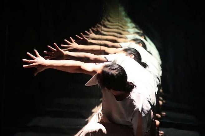 [서울=뉴시스] 박진희 기자 = 독창적인 미디어아트를 선보여온 김치앤칩스(Kimchi and Chips)가 덴마크 안무가 시몬느 뷔로드와 협업한 현대무용 공연 ‘콜렉티브 비해비어(Collective Behaviour)’. 2022.01.22. pak7130@newsis.com  *재판매 및 DB 금지