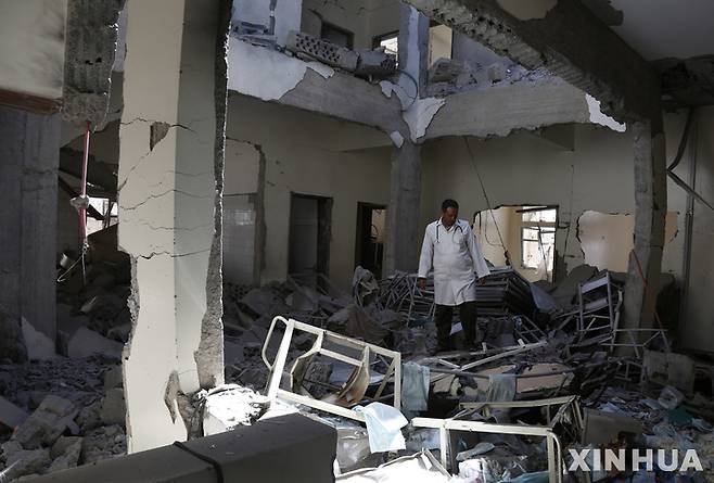 [ 사나=신화/뉴시스] 지난 달 21일 사우디 아라비아 연합군의 폭격으로 무너진 예멘 사나 국제공항에서 예멘 관리들이 피해 상황을 점검하고 있다.