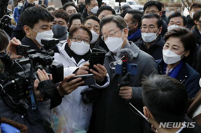 [서울=뉴시스] 최동준 기자 = 이재명 더불어민주당 대선 후보가 22일 서울 송파나루공원을 방문해 시민과 기념촬영을 하고 있다. 2022.01.22. photocdj@newsis.com