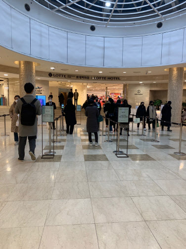 23일 서울시 동대문구의 한 백화점에서 시민들이 QR코드 체크인을 위해 대기하고 있다. (사진=김윤정 기자)