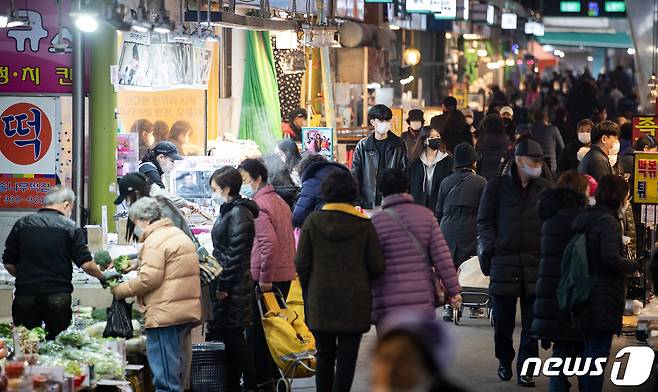 서울시내 한 전통시장을 찾은 시민들이 장을 보고 있다.© News1 유승관 기자