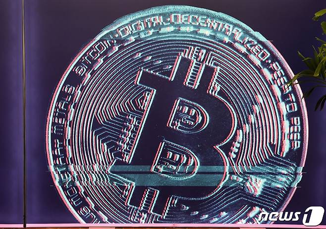 2022년 1월 19일(현지시간) 플로리다주 마이애미에서 열린 비트코인 컨퍼런스에서 등장한 비트코인 이미지. © AFP=뉴스1 © News1 김지현 기자