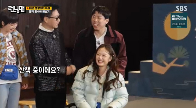 In the SBS entertainment program Running Man, which aired on the 23rd, guests of Tiger Tie 86 line were on the show for the tiger sun.Jeon So-min, who was born in 86 years of Running Man, appeared on crutches.Im sorry, Jeon said, I had a staircase jaw and I was broken when I went down and I was broken. I had an X-ray at night when I was swelling my feet and I had a fractured foot.Ji Suk-jin teased his youngest son, We have to hit the slate, but Yang Se-chan decided to take charge of the youngest job for the time being.Jeon So-min, who started the opening in a chair, showed off his more bloody answer by blowing a Re-Ment.Ji Suk-jin was surprised that the bridge is hurt and the Re-Ment lives.On the other hand, Jeon So-min underwent surgery on the 19th, and participated in the recording, but he will not attend the recording of Running Man on the 24th and 25th.Photo Sources  SBS entertainment program Running Man